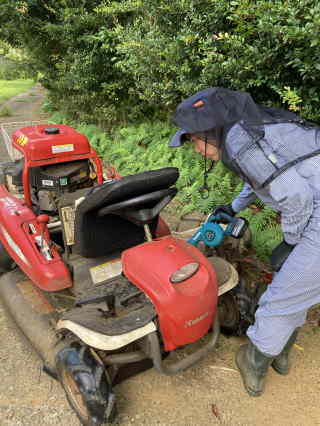乗用モアの掃除